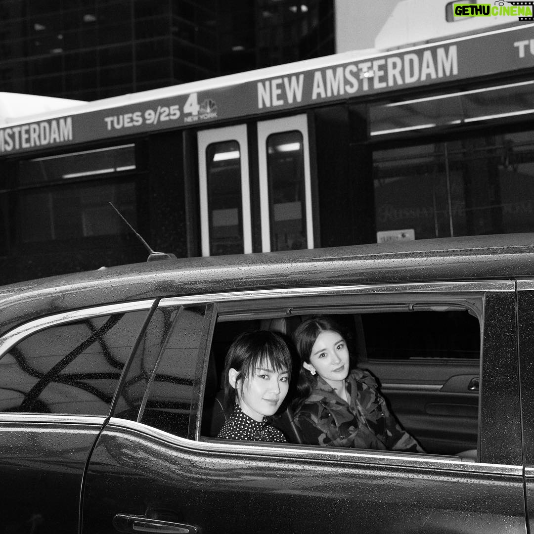Yang Mi - 99.6K Likes - 第三次看秀啦～感谢MK的生日惊喜❤️❤️❤️#allaccesskors #jetset