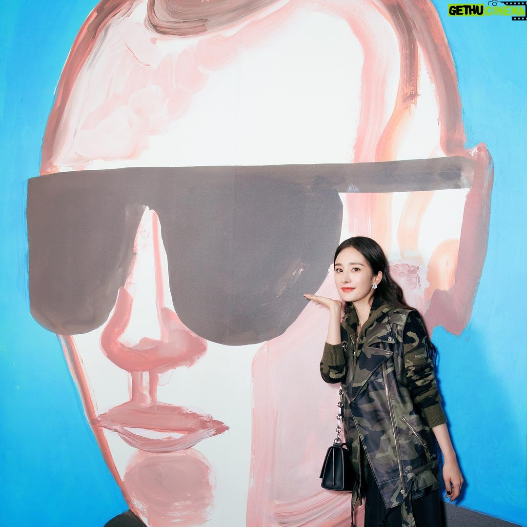 Yang Mi - 99.6K Likes - 第三次看秀啦～感谢MK的生日惊喜❤️❤️❤️#allaccesskors #jetset