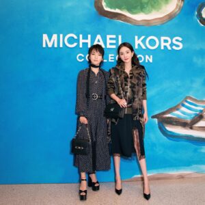 Yang Mi Instagram - 第三次看秀啦～感谢MK的生日惊喜❤️❤️❤️#allaccesskors #jetset