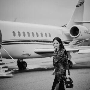 Yang Mi Instagram - 第三次看秀啦～感谢MK的生日惊喜❤️❤️❤️#allaccesskors #jetset