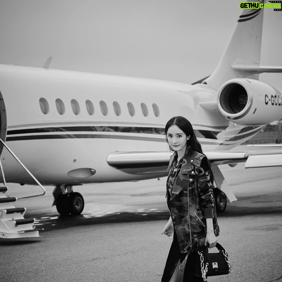 Yang Mi - 99.6K Likes - 第三次看秀啦～感谢MK的生日惊喜❤️❤️❤️#allaccesskors #jetset