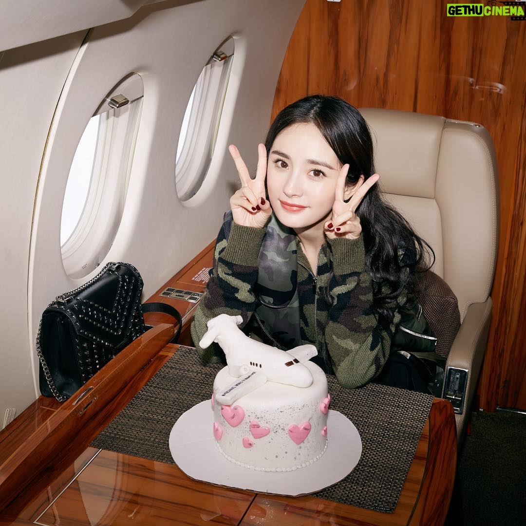 Yang Mi - 99.6K Likes - 第三次看秀啦～感谢MK的生日惊喜❤️❤️❤️#allaccesskors #jetset