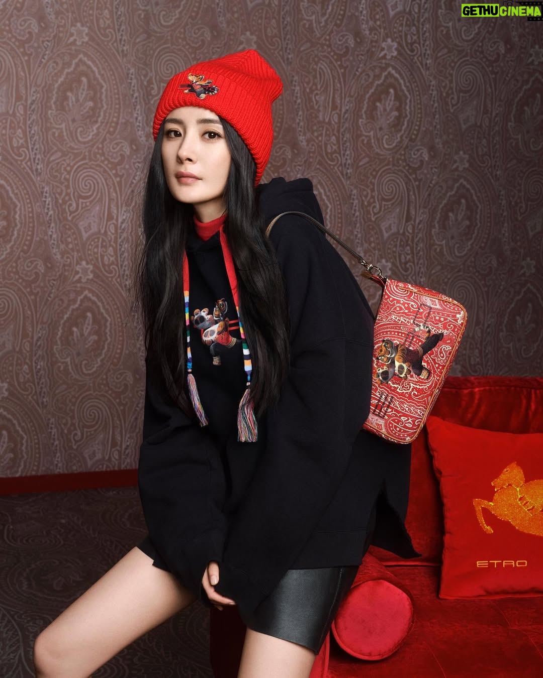 Yang Mi - 86.7K Likes - Celebrate my year of Tiger with @Etro 
与ETRO一起过虎年！