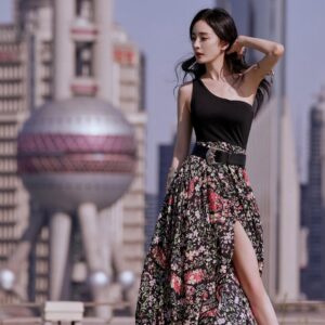 Yang Mi Instagram - 值得回味的一天～和很多好朋友相见，快乐开心幸福@etro
