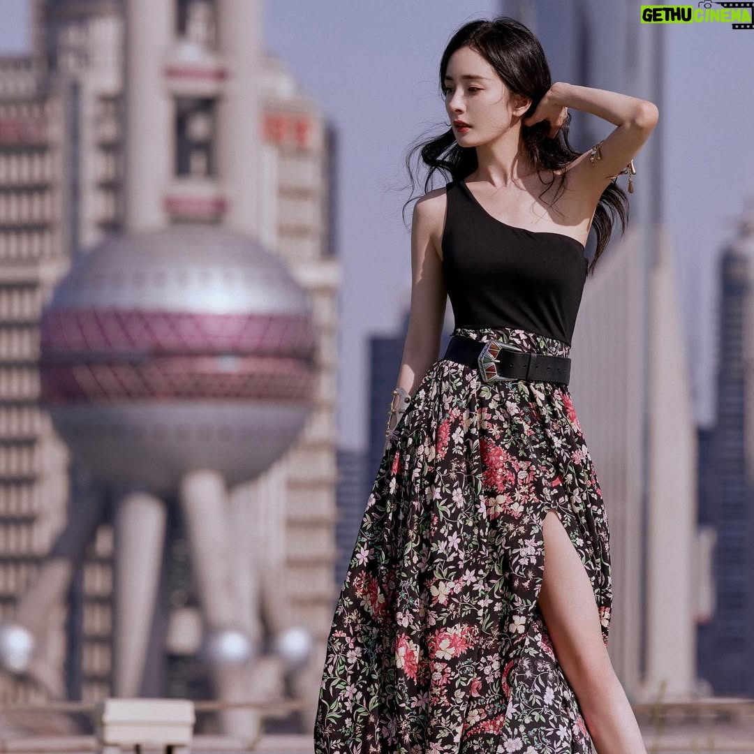 Yang Mi - 106.6K Likes - 值得回味的一天～和很多好朋友相见，快乐开心幸福@etro