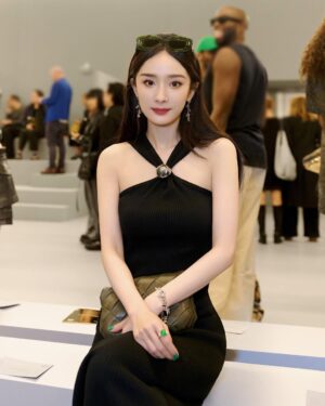 Yang Mi Instagram - 很开心以全新身份参加LOEWE2024春夏女装秀，廓形、比例、巨大的青铜雕塑，一场艺术与时装的视觉碰撞，谢谢 @loewe 和 @jonathan.anderson  的邀请❤️