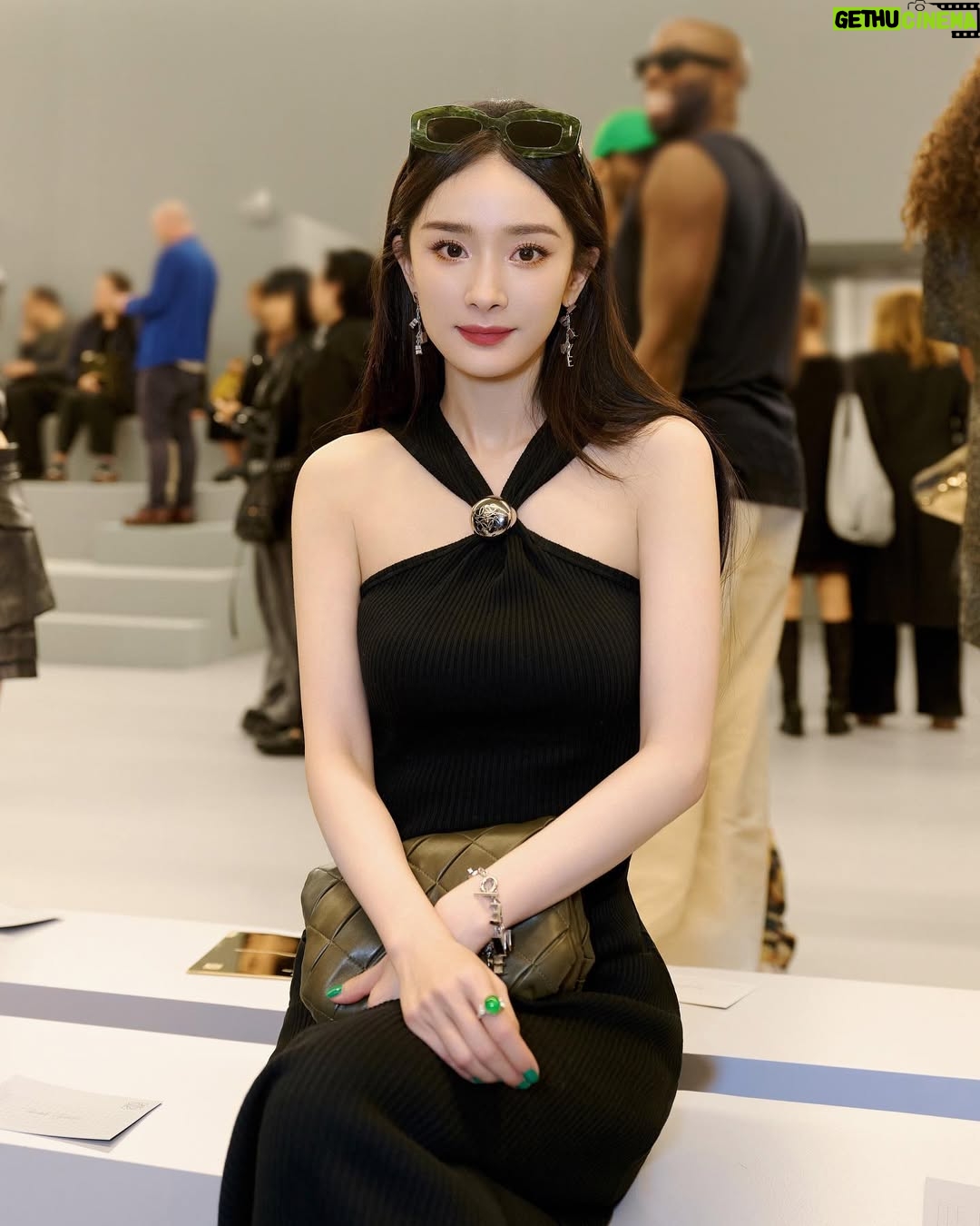 Yang Mi - 102.5K Likes - 很开心以全新身份参加LOEWE2024春夏女装秀，廓形、比例、巨大的青铜雕塑，一场艺术与时装的视觉碰撞，谢谢 @loewe 和 @jonathan.anderson  的邀请❤️