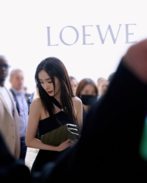 Yang Mi Instagram - 很开心以全新身份参加LOEWE2024春夏女装秀，廓形、比例、巨大的青铜雕塑，一场艺术与时装的视觉碰撞，谢谢 @loewe 和 @jonathan.anderson  的邀请❤️