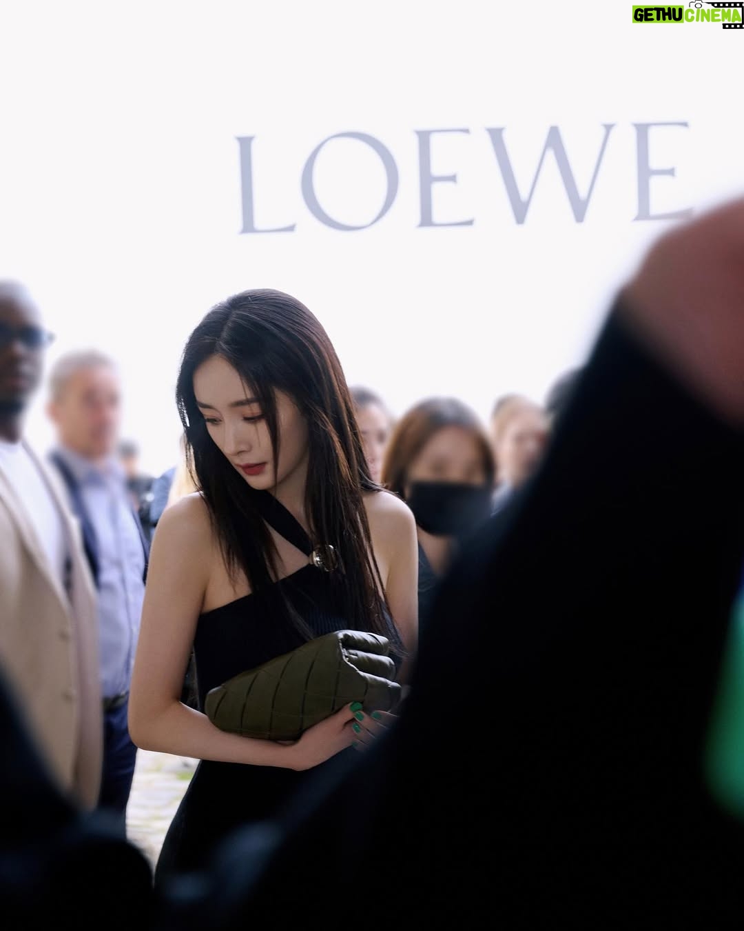 Yang Mi - 102.5K Likes - 很开心以全新身份参加LOEWE2024春夏女装秀，廓形、比例、巨大的青铜雕塑，一场艺术与时装的视觉碰撞，谢谢 @loewe 和 @jonathan.anderson  的邀请❤️