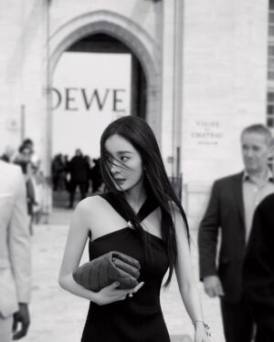 Yang Mi Instagram - 很开心以全新身份参加LOEWE2024春夏女装秀，廓形、比例、巨大的青铜雕塑，一场艺术与时装的视觉碰撞，谢谢 @loewe 和 @jonathan.anderson  的邀请❤️