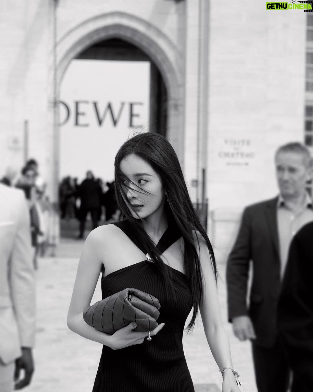 Yang Mi - 102.5K Likes - 很开心以全新身份参加LOEWE2024春夏女装秀，廓形、比例、巨大的青铜雕塑，一场艺术与时装的视觉碰撞，谢谢 @loewe 和 @jonathan.anderson  的邀请❤️
