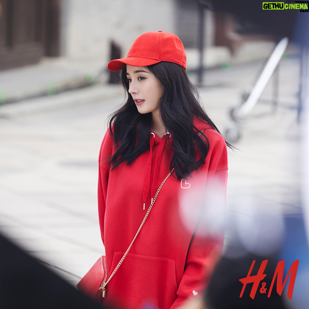 Yang Mi - 96.1K Likes - ❤新衣服～就要新年了，心情和衣服一样美❤❤#HM2018CNY #HM在一起 @hm