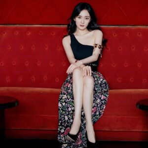 Yang Mi Instagram - 值得回味的一天～和很多好朋友相见，快乐开心幸福@etro