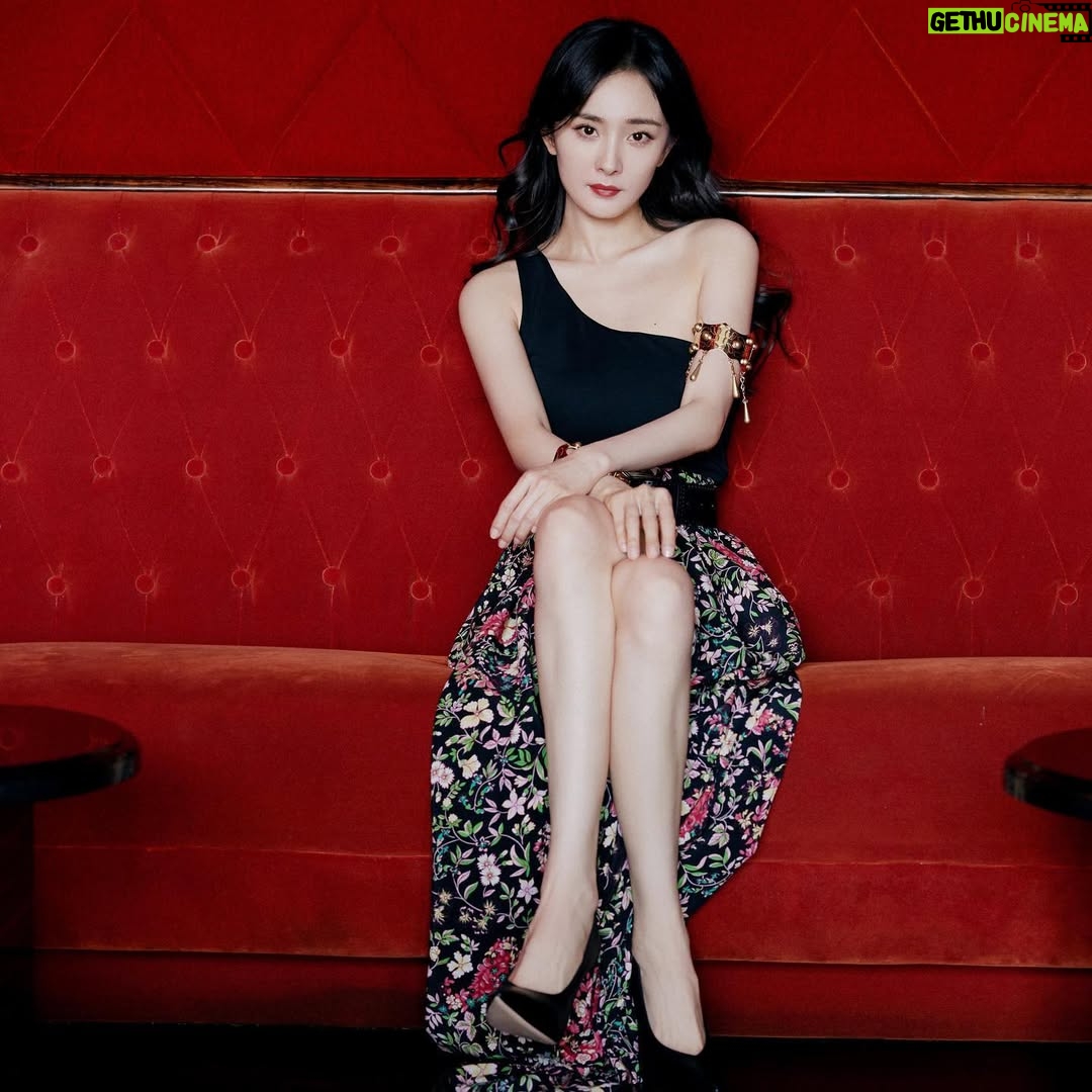 Yang Mi - 106.6K Likes - 值得回味的一天～和很多好朋友相见，快乐开心幸福@etro