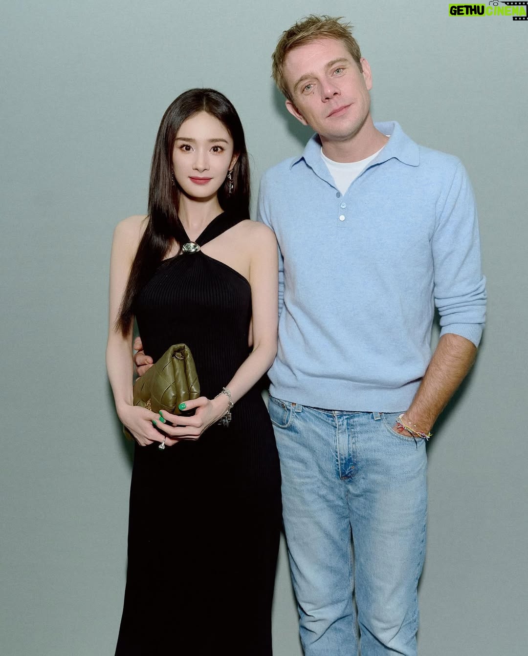 Yang Mi - 102.5K Likes - 很开心以全新身份参加LOEWE2024春夏女装秀，廓形、比例、巨大的青铜雕塑，一场艺术与时装的视觉碰撞，谢谢 @loewe 和 @jonathan.anderson  的邀请❤️