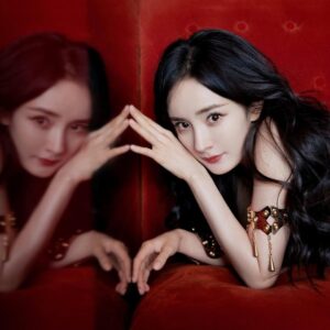 Yang Mi Instagram - 值得回味的一天～和很多好朋友相见，快乐开心幸福@etro
