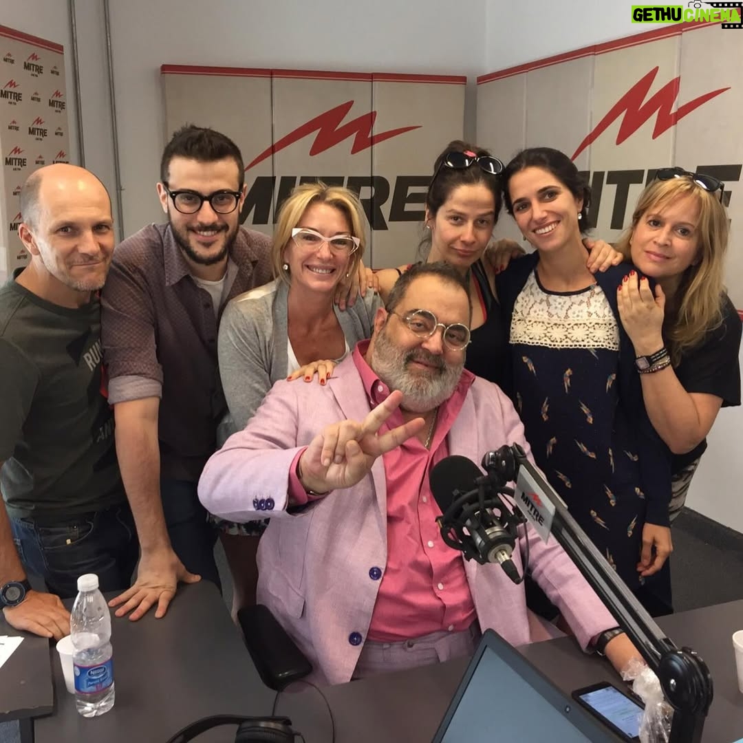 Yanina Latorre - 265.8K Likes - Q dirias hoy de tu propia muerte…me gustaria escucharte!
Se va el hombre mas brillante q he conocido, no hay ni va a haber alguien como el. Un genio, un distinto…tuve el placer de laburar c el. El dia q me llamo…no me entraba la alegria en el cuerpo…. ME LLAMO LANATA, ENTENDES? …y a partir de ahi me cambio la vida, cambio mi carrera. Me enseño, nos divertimos juntos! Tan buen compañero, tan generoso….trabajar c el era asistir a clases magistrales de radio! Gracias, gracias, gracias Dios por haber podido estar ahi c Lanata! Me quedan mil cuentos, mil anecdotas, mil momentos vividos….lo q se te va a extrañar….sos tan necesario!
Te amo Lanata! Hasta q nos volvamos a encontrar! ❤️
