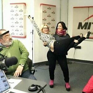 Yanina Latorre Instagram - Q dirias hoy de tu propia muerte…me gustaria escucharte!
Se va el hombre mas brillante q he conocido, no hay ni va a haber alguien como el. Un genio, un distinto…tuve el placer de laburar c el. El dia q me llamo…no me entraba la alegria en el cuerpo…. ME LLAMO LANATA, ENTENDES? …y a partir de ahi me cambio la vida, cambio mi carrera. Me enseño, nos divertimos juntos! Tan buen compañero, tan generoso….trabajar c el era asistir a clases magistrales de radio! Gracias, gracias, gracias Dios por haber podido estar ahi c Lanata! Me quedan mil cuentos, mil anecdotas, mil momentos vividos….lo q se te va a extrañar….sos tan necesario!
Te amo Lanata! Hasta q nos volvamos a encontrar! ❤️