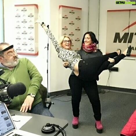 Yanina Latorre - 265.8K Likes - Q dirias hoy de tu propia muerte…me gustaria escucharte!
Se va el hombre mas brillante q he conocido, no hay ni va a haber alguien como el. Un genio, un distinto…tuve el placer de laburar c el. El dia q me llamo…no me entraba la alegria en el cuerpo…. ME LLAMO LANATA, ENTENDES? …y a partir de ahi me cambio la vida, cambio mi carrera. Me enseño, nos divertimos juntos! Tan buen compañero, tan generoso….trabajar c el era asistir a clases magistrales de radio! Gracias, gracias, gracias Dios por haber podido estar ahi c Lanata! Me quedan mil cuentos, mil anecdotas, mil momentos vividos….lo q se te va a extrañar….sos tan necesario!
Te amo Lanata! Hasta q nos volvamos a encontrar! ❤️