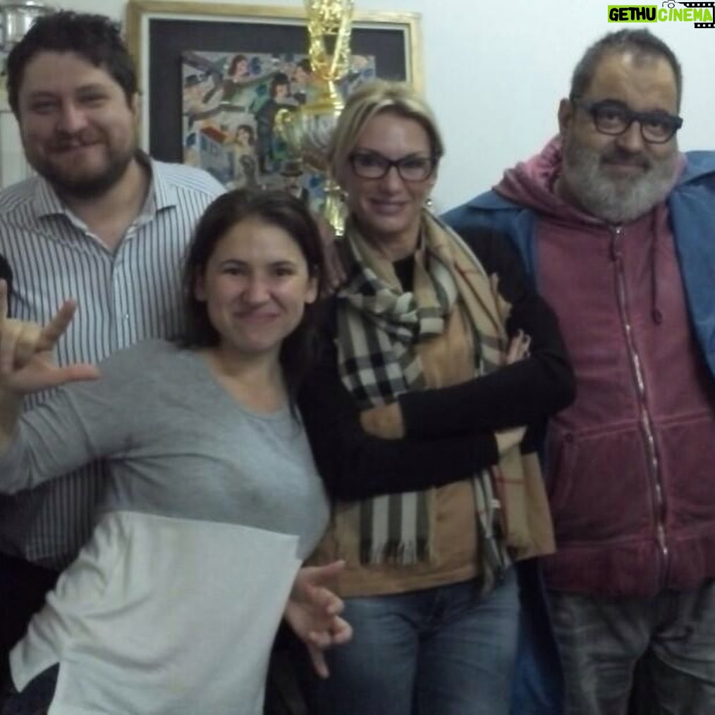 Yanina Latorre - 265.8K Likes - Q dirias hoy de tu propia muerte…me gustaria escucharte!
Se va el hombre mas brillante q he conocido, no hay ni va a haber alguien como el. Un genio, un distinto…tuve el placer de laburar c el. El dia q me llamo…no me entraba la alegria en el cuerpo…. ME LLAMO LANATA, ENTENDES? …y a partir de ahi me cambio la vida, cambio mi carrera. Me enseño, nos divertimos juntos! Tan buen compañero, tan generoso….trabajar c el era asistir a clases magistrales de radio! Gracias, gracias, gracias Dios por haber podido estar ahi c Lanata! Me quedan mil cuentos, mil anecdotas, mil momentos vividos….lo q se te va a extrañar….sos tan necesario!
Te amo Lanata! Hasta q nos volvamos a encontrar! ❤️
