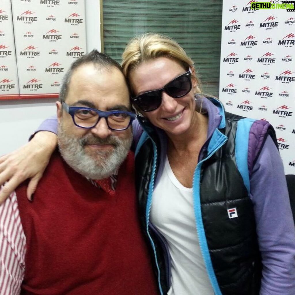 Yanina Latorre - 265.8K Likes - Q dirias hoy de tu propia muerte…me gustaria escucharte!
Se va el hombre mas brillante q he conocido, no hay ni va a haber alguien como el. Un genio, un distinto…tuve el placer de laburar c el. El dia q me llamo…no me entraba la alegria en el cuerpo…. ME LLAMO LANATA, ENTENDES? …y a partir de ahi me cambio la vida, cambio mi carrera. Me enseño, nos divertimos juntos! Tan buen compañero, tan generoso….trabajar c el era asistir a clases magistrales de radio! Gracias, gracias, gracias Dios por haber podido estar ahi c Lanata! Me quedan mil cuentos, mil anecdotas, mil momentos vividos….lo q se te va a extrañar….sos tan necesario!
Te amo Lanata! Hasta q nos volvamos a encontrar! ❤️