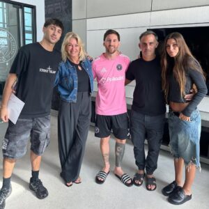Yanina Latorre Instagram - Mi cara de felicidad!!! Amooooor hoy si, q gran dia, con el, el UNO. El mejor! Le pedi a Diego q me lleve a verlo y me llevooooooooo, entendes? El mejor dia lejos!
Gracias @leomessi , sos todo! ❤️