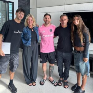 Yanina Latorre Instagram - Mi cara de felicidad!!! Amooooor hoy si, q gran dia, con el, el UNO. El mejor! Le pedi a Diego q me lleve a verlo y me llevooooooooo, entendes? El mejor dia lejos!
Gracias @leomessi , sos todo! ❤️