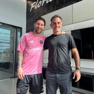 Yanina Latorre Instagram - Mi cara de felicidad!!! Amooooor hoy si, q gran dia, con el, el UNO. El mejor! Le pedi a Diego q me lleve a verlo y me llevooooooooo, entendes? El mejor dia lejos!
Gracias @leomessi , sos todo! ❤️