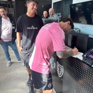 Yanina Latorre Instagram - Mi cara de felicidad!!! Amooooor hoy si, q gran dia, con el, el UNO. El mejor! Le pedi a Diego q me lleve a verlo y me llevooooooooo, entendes? El mejor dia lejos!
Gracias @leomessi , sos todo! ❤️