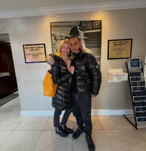 Yanina Latorre Instagram - Carretito de mi comienzo de año!
Arranque de vacaciones, dias increibles. Hice todo, me fui con Diego a Maimi, estuvimos en New York con Lore y Gabriel, fuimos a ver al Rebe, nos nevo, disfrutamos. Volvimos a Miami. Frio, playa y sol. Tuvimos de todo. Muchas salidas, cenitas y descanso. Compartimos con amigos y familia. Despues llegaron Lola y Dieguito. Estuvimos los 4 juntos, q no pasa seguido! En el medio, obvio, la novela turca y el atun.
Despues Diego se fue! Me fui a esquiar con Agus, una hermana q me dio la vida!
Volvi a Miami, llegaron Mama y Maite, mi hermana! Y disfrutamos las 3, q tampoco pasa seguido!
Unas vacaciones espectectaculares! Hice de todo y la pase bomba! Ahora si…se viene un año lleno de trabajo y cosas lindas
El 2025 arranco hermoso! ✨❤️🤩