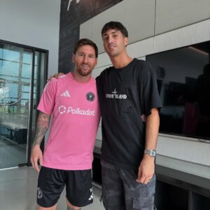 Yanina Latorre Instagram - Mi cara de felicidad!!! Amooooor hoy si, q gran dia, con el, el UNO. El mejor! Le pedi a Diego q me lleve a verlo y me llevooooooooo, entendes? El mejor dia lejos!
Gracias @leomessi , sos todo! ❤️