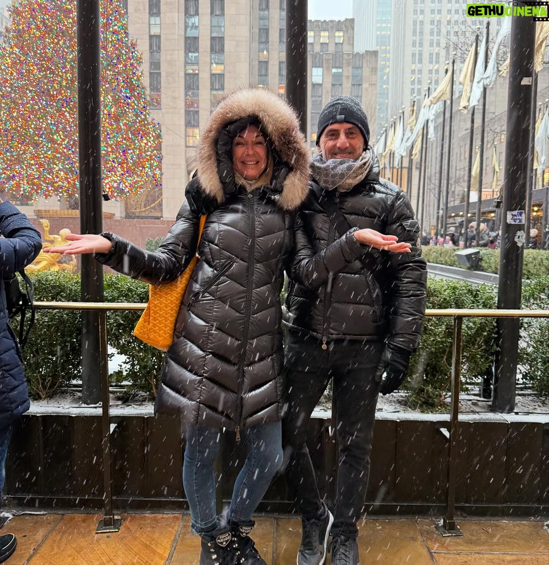 Yanina Latorre - 141.2K Likes - Carretito de mi comienzo de año!
Arranque de vacaciones, dias increibles. Hice todo, me fui con Diego a Maimi, estuvimos en New York con Lore y Gabriel, fuimos a ver al Rebe, nos nevo, disfrutamos. Volvimos a Miami. Frio, playa y sol. Tuvimos de todo. Muchas salidas, cenitas y descanso. Compartimos con amigos y familia. Despues llegaron Lola y Dieguito. Estuvimos los 4 juntos, q no pasa seguido! En el medio, obvio, la novela turca y el atun.
Despues Diego se fue! Me fui a esquiar con Agus, una hermana q me dio la vida!
Volvi a Miami, llegaron Mama y Maite, mi hermana! Y disfrutamos las 3, q tampoco pasa seguido!
Unas vacaciones espectectaculares! Hice de todo y la pase bomba! Ahora si…se viene un año lleno de trabajo y cosas lindas
El 2025 arranco hermoso! ✨❤️🤩