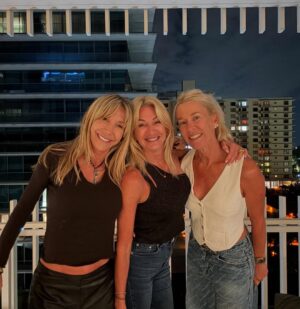 Yanina Latorre Instagram - Carretito de mi comienzo de año!
Arranque de vacaciones, dias increibles. Hice todo, me fui con Diego a Maimi, estuvimos en New York con Lore y Gabriel, fuimos a ver al Rebe, nos nevo, disfrutamos. Volvimos a Miami. Frio, playa y sol. Tuvimos de todo. Muchas salidas, cenitas y descanso. Compartimos con amigos y familia. Despues llegaron Lola y Dieguito. Estuvimos los 4 juntos, q no pasa seguido! En el medio, obvio, la novela turca y el atun.
Despues Diego se fue! Me fui a esquiar con Agus, una hermana q me dio la vida!
Volvi a Miami, llegaron Mama y Maite, mi hermana! Y disfrutamos las 3, q tampoco pasa seguido!
Unas vacaciones espectectaculares! Hice de todo y la pase bomba! Ahora si…se viene un año lleno de trabajo y cosas lindas
El 2025 arranco hermoso! ✨❤️🤩