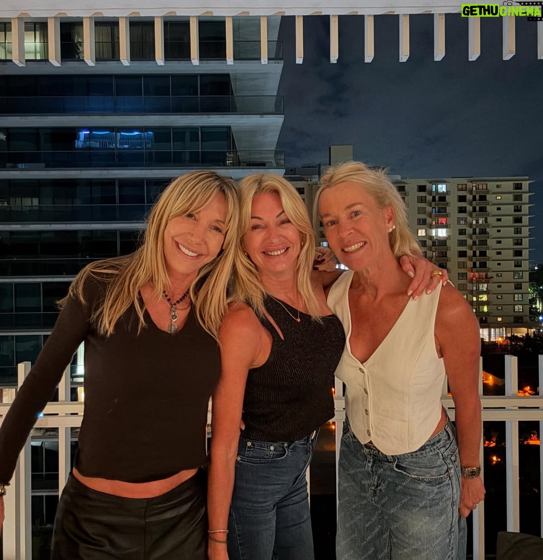 Yanina Latorre - 141.2K Likes - Carretito de mi comienzo de año!
Arranque de vacaciones, dias increibles. Hice todo, me fui con Diego a Maimi, estuvimos en New York con Lore y Gabriel, fuimos a ver al Rebe, nos nevo, disfrutamos. Volvimos a Miami. Frio, playa y sol. Tuvimos de todo. Muchas salidas, cenitas y descanso. Compartimos con amigos y familia. Despues llegaron Lola y Dieguito. Estuvimos los 4 juntos, q no pasa seguido! En el medio, obvio, la novela turca y el atun.
Despues Diego se fue! Me fui a esquiar con Agus, una hermana q me dio la vida!
Volvi a Miami, llegaron Mama y Maite, mi hermana! Y disfrutamos las 3, q tampoco pasa seguido!
Unas vacaciones espectectaculares! Hice de todo y la pase bomba! Ahora si…se viene un año lleno de trabajo y cosas lindas
El 2025 arranco hermoso! ✨❤️🤩