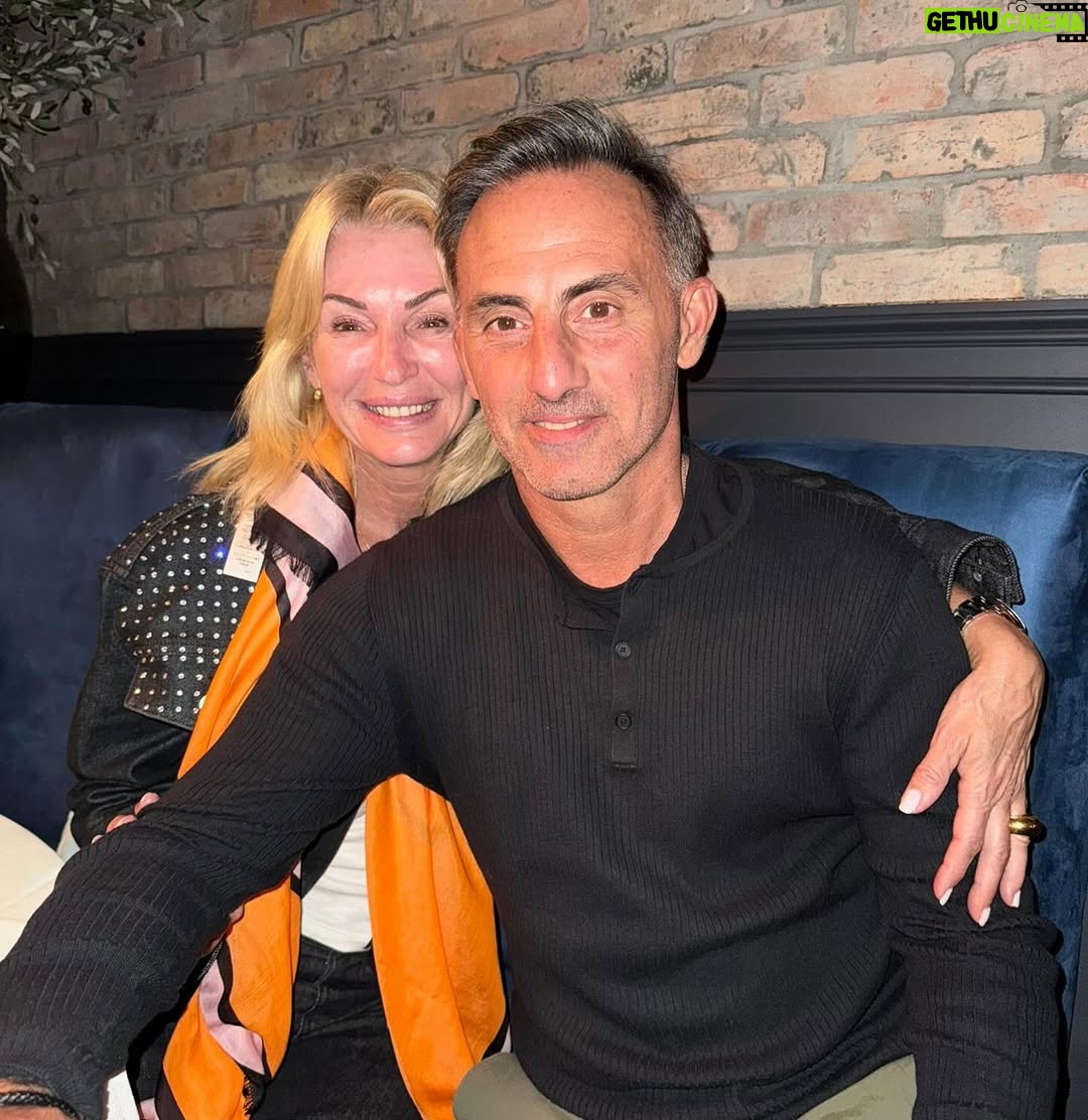 Yanina Latorre - 141.2K Likes - Carretito de mi comienzo de año!
Arranque de vacaciones, dias increibles. Hice todo, me fui con Diego a Maimi, estuvimos en New York con Lore y Gabriel, fuimos a ver al Rebe, nos nevo, disfrutamos. Volvimos a Miami. Frio, playa y sol. Tuvimos de todo. Muchas salidas, cenitas y descanso. Compartimos con amigos y familia. Despues llegaron Lola y Dieguito. Estuvimos los 4 juntos, q no pasa seguido! En el medio, obvio, la novela turca y el atun.
Despues Diego se fue! Me fui a esquiar con Agus, una hermana q me dio la vida!
Volvi a Miami, llegaron Mama y Maite, mi hermana! Y disfrutamos las 3, q tampoco pasa seguido!
Unas vacaciones espectectaculares! Hice de todo y la pase bomba! Ahora si…se viene un año lleno de trabajo y cosas lindas
El 2025 arranco hermoso! ✨❤️🤩