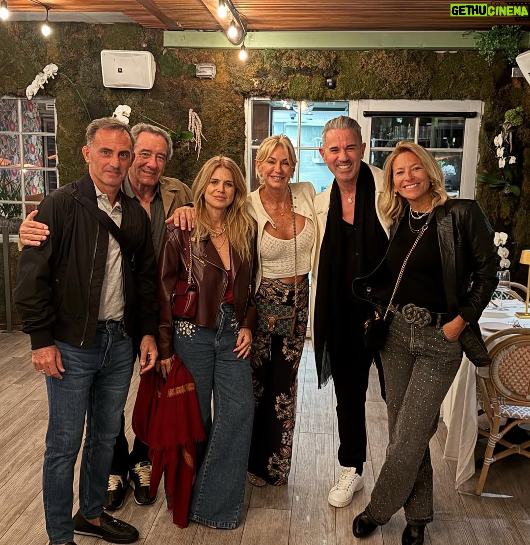 Yanina Latorre - 141.2K Likes - Carretito de mi comienzo de año!
Arranque de vacaciones, dias increibles. Hice todo, me fui con Diego a Maimi, estuvimos en New York con Lore y Gabriel, fuimos a ver al Rebe, nos nevo, disfrutamos. Volvimos a Miami. Frio, playa y sol. Tuvimos de todo. Muchas salidas, cenitas y descanso. Compartimos con amigos y familia. Despues llegaron Lola y Dieguito. Estuvimos los 4 juntos, q no pasa seguido! En el medio, obvio, la novela turca y el atun.
Despues Diego se fue! Me fui a esquiar con Agus, una hermana q me dio la vida!
Volvi a Miami, llegaron Mama y Maite, mi hermana! Y disfrutamos las 3, q tampoco pasa seguido!
Unas vacaciones espectectaculares! Hice de todo y la pase bomba! Ahora si…se viene un año lleno de trabajo y cosas lindas
El 2025 arranco hermoso! ✨❤️🤩