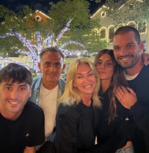 Yanina Latorre Instagram - Carretito de mi comienzo de año!
Arranque de vacaciones, dias increibles. Hice todo, me fui con Diego a Maimi, estuvimos en New York con Lore y Gabriel, fuimos a ver al Rebe, nos nevo, disfrutamos. Volvimos a Miami. Frio, playa y sol. Tuvimos de todo. Muchas salidas, cenitas y descanso. Compartimos con amigos y familia. Despues llegaron Lola y Dieguito. Estuvimos los 4 juntos, q no pasa seguido! En el medio, obvio, la novela turca y el atun.
Despues Diego se fue! Me fui a esquiar con Agus, una hermana q me dio la vida!
Volvi a Miami, llegaron Mama y Maite, mi hermana! Y disfrutamos las 3, q tampoco pasa seguido!
Unas vacaciones espectectaculares! Hice de todo y la pase bomba! Ahora si…se viene un año lleno de trabajo y cosas lindas
El 2025 arranco hermoso! ✨❤️🤩