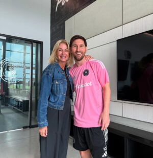 Yanina Latorre Instagram - Carretito de mi comienzo de año!
Arranque de vacaciones, dias increibles. Hice todo, me fui con Diego a Maimi, estuvimos en New York con Lore y Gabriel, fuimos a ver al Rebe, nos nevo, disfrutamos. Volvimos a Miami. Frio, playa y sol. Tuvimos de todo. Muchas salidas, cenitas y descanso. Compartimos con amigos y familia. Despues llegaron Lola y Dieguito. Estuvimos los 4 juntos, q no pasa seguido! En el medio, obvio, la novela turca y el atun.
Despues Diego se fue! Me fui a esquiar con Agus, una hermana q me dio la vida!
Volvi a Miami, llegaron Mama y Maite, mi hermana! Y disfrutamos las 3, q tampoco pasa seguido!
Unas vacaciones espectectaculares! Hice de todo y la pase bomba! Ahora si…se viene un año lleno de trabajo y cosas lindas
El 2025 arranco hermoso! ✨❤️🤩