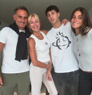 Yanina Latorre Instagram - Carretito de mi comienzo de año!
Arranque de vacaciones, dias increibles. Hice todo, me fui con Diego a Maimi, estuvimos en New York con Lore y Gabriel, fuimos a ver al Rebe, nos nevo, disfrutamos. Volvimos a Miami. Frio, playa y sol. Tuvimos de todo. Muchas salidas, cenitas y descanso. Compartimos con amigos y familia. Despues llegaron Lola y Dieguito. Estuvimos los 4 juntos, q no pasa seguido! En el medio, obvio, la novela turca y el atun.
Despues Diego se fue! Me fui a esquiar con Agus, una hermana q me dio la vida!
Volvi a Miami, llegaron Mama y Maite, mi hermana! Y disfrutamos las 3, q tampoco pasa seguido!
Unas vacaciones espectectaculares! Hice de todo y la pase bomba! Ahora si…se viene un año lleno de trabajo y cosas lindas
El 2025 arranco hermoso! ✨❤️🤩
