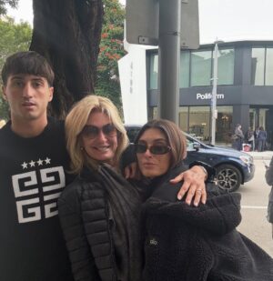Yanina Latorre Instagram - Carretito de mi comienzo de año!
Arranque de vacaciones, dias increibles. Hice todo, me fui con Diego a Maimi, estuvimos en New York con Lore y Gabriel, fuimos a ver al Rebe, nos nevo, disfrutamos. Volvimos a Miami. Frio, playa y sol. Tuvimos de todo. Muchas salidas, cenitas y descanso. Compartimos con amigos y familia. Despues llegaron Lola y Dieguito. Estuvimos los 4 juntos, q no pasa seguido! En el medio, obvio, la novela turca y el atun.
Despues Diego se fue! Me fui a esquiar con Agus, una hermana q me dio la vida!
Volvi a Miami, llegaron Mama y Maite, mi hermana! Y disfrutamos las 3, q tampoco pasa seguido!
Unas vacaciones espectectaculares! Hice de todo y la pase bomba! Ahora si…se viene un año lleno de trabajo y cosas lindas
El 2025 arranco hermoso! ✨❤️🤩