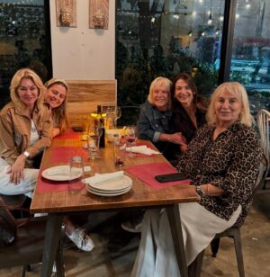 Yanina Latorre Instagram - Carretito de mi comienzo de año!
Arranque de vacaciones, dias increibles. Hice todo, me fui con Diego a Maimi, estuvimos en New York con Lore y Gabriel, fuimos a ver al Rebe, nos nevo, disfrutamos. Volvimos a Miami. Frio, playa y sol. Tuvimos de todo. Muchas salidas, cenitas y descanso. Compartimos con amigos y familia. Despues llegaron Lola y Dieguito. Estuvimos los 4 juntos, q no pasa seguido! En el medio, obvio, la novela turca y el atun.
Despues Diego se fue! Me fui a esquiar con Agus, una hermana q me dio la vida!
Volvi a Miami, llegaron Mama y Maite, mi hermana! Y disfrutamos las 3, q tampoco pasa seguido!
Unas vacaciones espectectaculares! Hice de todo y la pase bomba! Ahora si…se viene un año lleno de trabajo y cosas lindas
El 2025 arranco hermoso! ✨❤️🤩