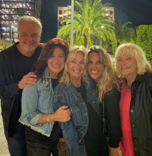 Yanina Latorre Instagram - Carretito de mi comienzo de año!
Arranque de vacaciones, dias increibles. Hice todo, me fui con Diego a Maimi, estuvimos en New York con Lore y Gabriel, fuimos a ver al Rebe, nos nevo, disfrutamos. Volvimos a Miami. Frio, playa y sol. Tuvimos de todo. Muchas salidas, cenitas y descanso. Compartimos con amigos y familia. Despues llegaron Lola y Dieguito. Estuvimos los 4 juntos, q no pasa seguido! En el medio, obvio, la novela turca y el atun.
Despues Diego se fue! Me fui a esquiar con Agus, una hermana q me dio la vida!
Volvi a Miami, llegaron Mama y Maite, mi hermana! Y disfrutamos las 3, q tampoco pasa seguido!
Unas vacaciones espectectaculares! Hice de todo y la pase bomba! Ahora si…se viene un año lleno de trabajo y cosas lindas
El 2025 arranco hermoso! ✨❤️🤩