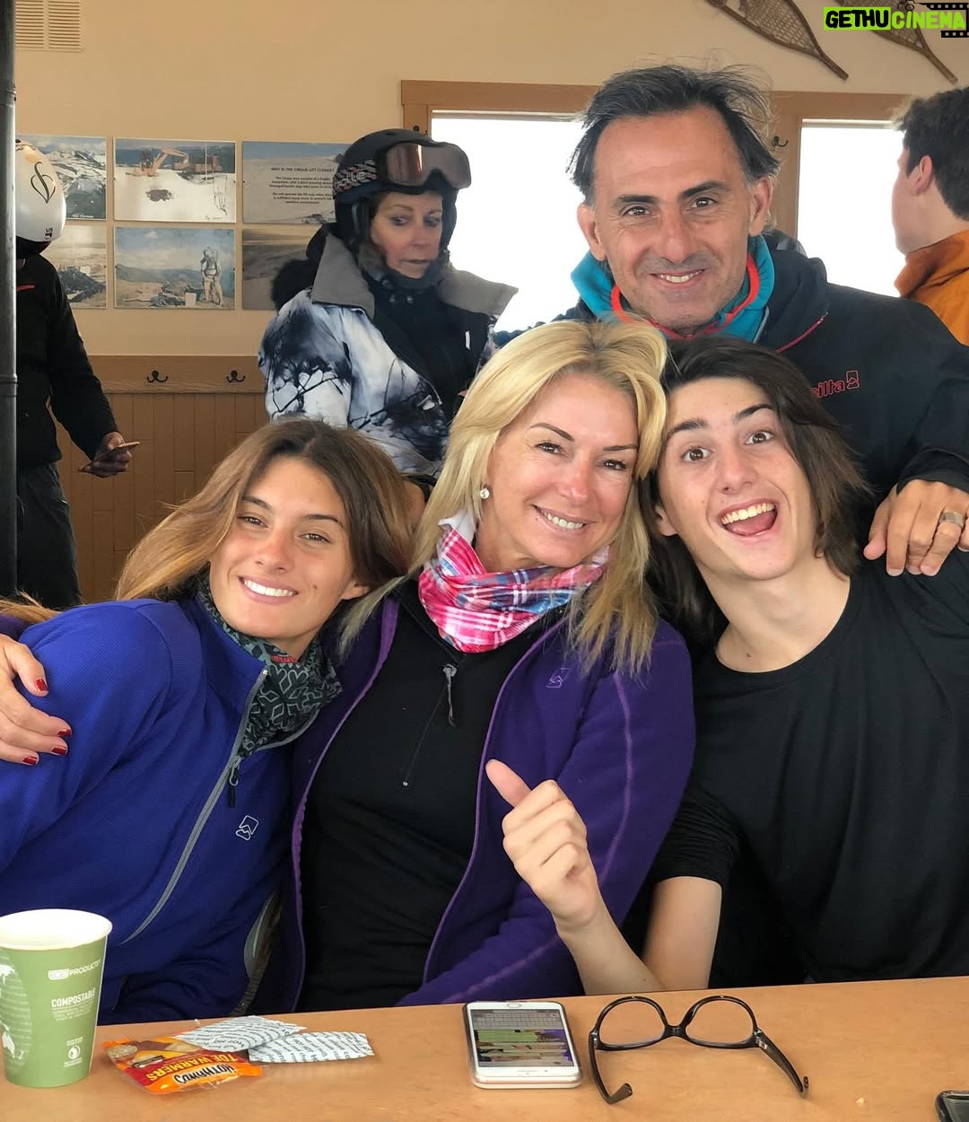 Yanina Latorre - 132.7K Likes - Mi chiquita grande! Ya 24 años! En q momento pasaron…me emociona verte, me emociona ser tu mama! Sos mucho mas de lo q soñe! Seguis siendo esa nena hermosa, siempre contenta, sonriente…y a su vez te convertirte en una gran mujer…responsable, estudiosa, trabajadora, pero por sobre todas las cosas una de las personas mas buenas q conozco. Y eso es lo mas importante! Vos siempre para adelante, q mama esta ahi atras tuyo cuidandote! Se feliz, disfruta! Te amo!
Feliz cumple @lolitalatorre ❤️