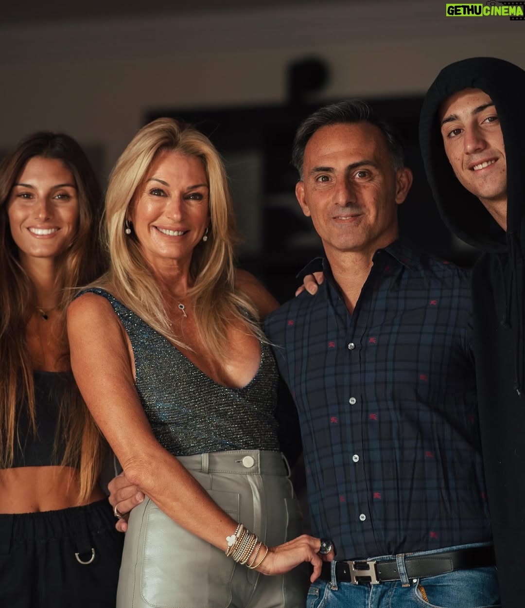 Yanina Latorre - 132.7K Likes - Mi chiquita grande! Ya 24 años! En q momento pasaron…me emociona verte, me emociona ser tu mama! Sos mucho mas de lo q soñe! Seguis siendo esa nena hermosa, siempre contenta, sonriente…y a su vez te convertirte en una gran mujer…responsable, estudiosa, trabajadora, pero por sobre todas las cosas una de las personas mas buenas q conozco. Y eso es lo mas importante! Vos siempre para adelante, q mama esta ahi atras tuyo cuidandote! Se feliz, disfruta! Te amo!
Feliz cumple @lolitalatorre ❤️