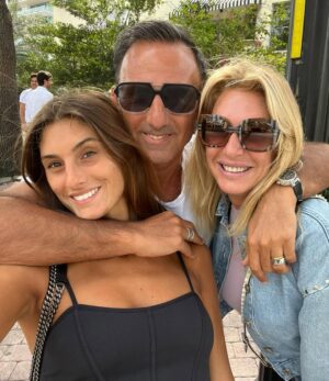 Yanina Latorre Instagram - Mi chiquita grande! Ya 24 años! En q momento pasaron…me emociona verte, me emociona ser tu mama! Sos mucho mas de lo q soñe! Seguis siendo esa nena hermosa, siempre contenta, sonriente…y a su vez te convertirte en una gran mujer…responsable, estudiosa, trabajadora, pero por sobre todas las cosas una de las personas mas buenas q conozco. Y eso es lo mas importante! Vos siempre para adelante, q mama esta ahi atras tuyo cuidandote! Se feliz, disfruta! Te amo!
Feliz cumple @lolitalatorre ❤️