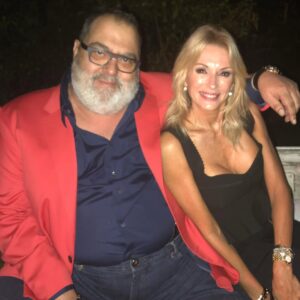 Yanina Latorre Instagram - Q dirias hoy de tu propia muerte…me gustaria escucharte!
Se va el hombre mas brillante q he conocido, no hay ni va a haber alguien como el. Un genio, un distinto…tuve el placer de laburar c el. El dia q me llamo…no me entraba la alegria en el cuerpo…. ME LLAMO LANATA, ENTENDES? …y a partir de ahi me cambio la vida, cambio mi carrera. Me enseño, nos divertimos juntos! Tan buen compañero, tan generoso….trabajar c el era asistir a clases magistrales de radio! Gracias, gracias, gracias Dios por haber podido estar ahi c Lanata! Me quedan mil cuentos, mil anecdotas, mil momentos vividos….lo q se te va a extrañar….sos tan necesario!
Te amo Lanata! Hasta q nos volvamos a encontrar! ❤️