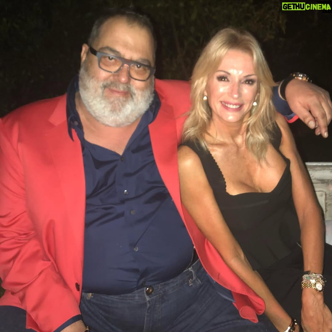 Yanina Latorre - 265.8K Likes - Q dirias hoy de tu propia muerte…me gustaria escucharte!
Se va el hombre mas brillante q he conocido, no hay ni va a haber alguien como el. Un genio, un distinto…tuve el placer de laburar c el. El dia q me llamo…no me entraba la alegria en el cuerpo…. ME LLAMO LANATA, ENTENDES? …y a partir de ahi me cambio la vida, cambio mi carrera. Me enseño, nos divertimos juntos! Tan buen compañero, tan generoso….trabajar c el era asistir a clases magistrales de radio! Gracias, gracias, gracias Dios por haber podido estar ahi c Lanata! Me quedan mil cuentos, mil anecdotas, mil momentos vividos….lo q se te va a extrañar….sos tan necesario!
Te amo Lanata! Hasta q nos volvamos a encontrar! ❤️