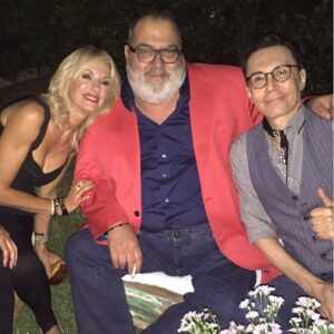Yanina Latorre Instagram - Q dirias hoy de tu propia muerte…me gustaria escucharte!
Se va el hombre mas brillante q he conocido, no hay ni va a haber alguien como el. Un genio, un distinto…tuve el placer de laburar c el. El dia q me llamo…no me entraba la alegria en el cuerpo…. ME LLAMO LANATA, ENTENDES? …y a partir de ahi me cambio la vida, cambio mi carrera. Me enseño, nos divertimos juntos! Tan buen compañero, tan generoso….trabajar c el era asistir a clases magistrales de radio! Gracias, gracias, gracias Dios por haber podido estar ahi c Lanata! Me quedan mil cuentos, mil anecdotas, mil momentos vividos….lo q se te va a extrañar….sos tan necesario!
Te amo Lanata! Hasta q nos volvamos a encontrar! ❤️