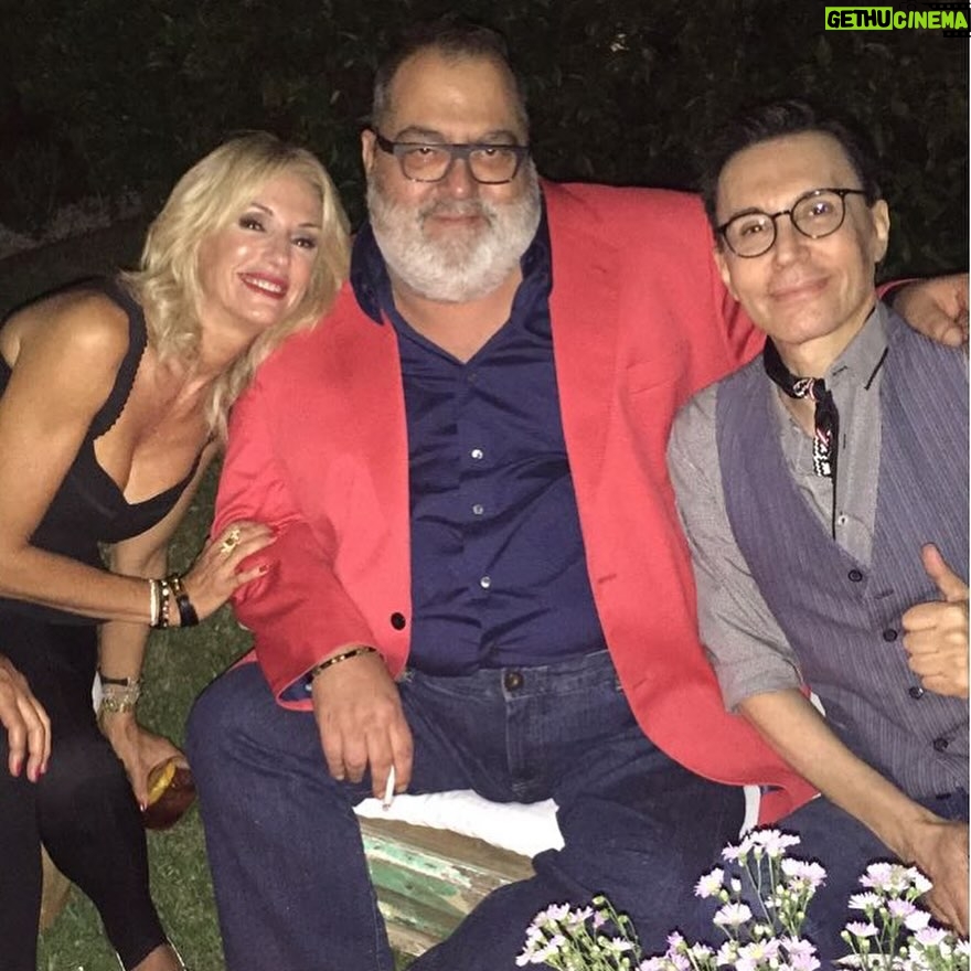 Yanina Latorre - 265.8K Likes - Q dirias hoy de tu propia muerte…me gustaria escucharte!
Se va el hombre mas brillante q he conocido, no hay ni va a haber alguien como el. Un genio, un distinto…tuve el placer de laburar c el. El dia q me llamo…no me entraba la alegria en el cuerpo…. ME LLAMO LANATA, ENTENDES? …y a partir de ahi me cambio la vida, cambio mi carrera. Me enseño, nos divertimos juntos! Tan buen compañero, tan generoso….trabajar c el era asistir a clases magistrales de radio! Gracias, gracias, gracias Dios por haber podido estar ahi c Lanata! Me quedan mil cuentos, mil anecdotas, mil momentos vividos….lo q se te va a extrañar….sos tan necesario!
Te amo Lanata! Hasta q nos volvamos a encontrar! ❤️