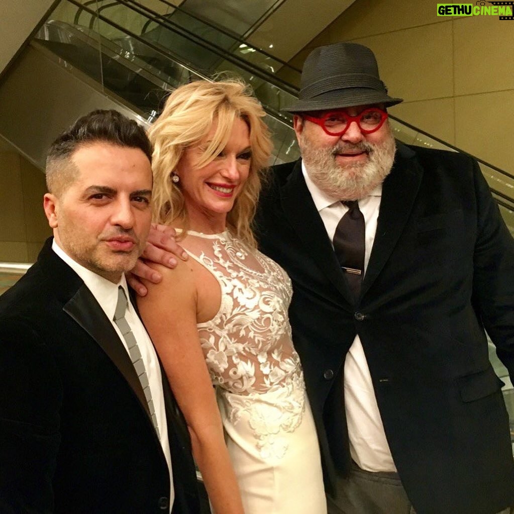 Yanina Latorre - 265.8K Likes - Q dirias hoy de tu propia muerte…me gustaria escucharte!
Se va el hombre mas brillante q he conocido, no hay ni va a haber alguien como el. Un genio, un distinto…tuve el placer de laburar c el. El dia q me llamo…no me entraba la alegria en el cuerpo…. ME LLAMO LANATA, ENTENDES? …y a partir de ahi me cambio la vida, cambio mi carrera. Me enseño, nos divertimos juntos! Tan buen compañero, tan generoso….trabajar c el era asistir a clases magistrales de radio! Gracias, gracias, gracias Dios por haber podido estar ahi c Lanata! Me quedan mil cuentos, mil anecdotas, mil momentos vividos….lo q se te va a extrañar….sos tan necesario!
Te amo Lanata! Hasta q nos volvamos a encontrar! ❤️